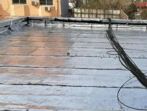 河池卫生间漏水维修公司分享下河池屋面楼顶防水刚性防水层施工要点。